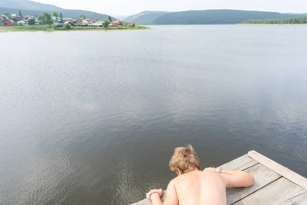 Chlapec Odpočívá Věži Pro Skákání Vody Chlapec Odpočívající Jezera Plavec — Stock fotografie