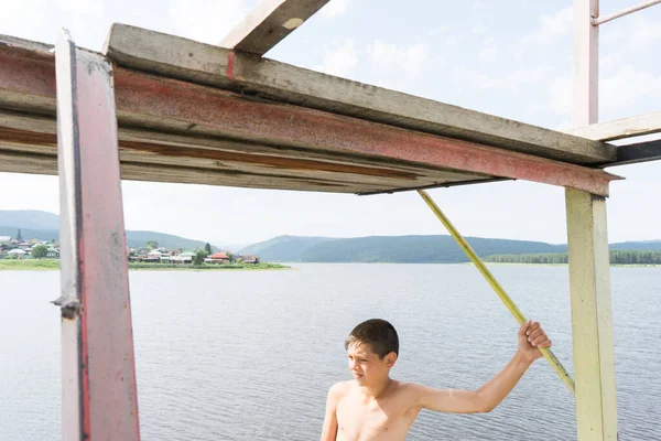 Мальчик Расслабляется Башне Прыжок Воду Мальчик Отдыхает Озера Пловец Шортах — стоковое фото