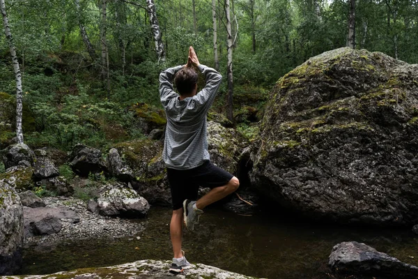 Junger Mann Steht Wald Blick Von Hinten Yoga Übungen Freien — Stockfoto