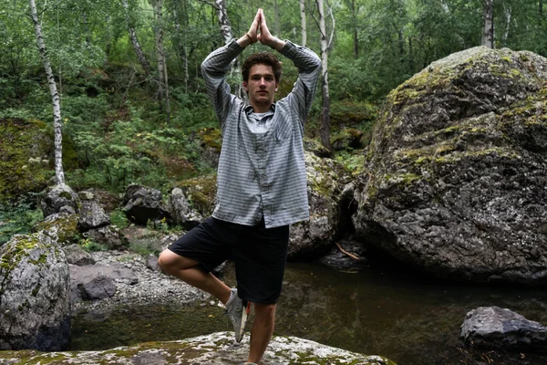 Молодой Человек Стоит Лесу Посмотри Спины Упражнения Йоги Открытом Воздухе — стоковое фото