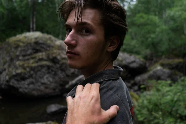 Mladý Muž Otáčí Ruku Rameni Chlap Temném Lese — Stock fotografie