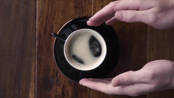 Les Mains Jeune Homme Prend Une Tasse Café Vue Dessus — Video