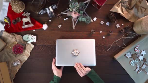 Chica Escribiendo Carta Santa Claus Portátil Víspera Navidad Durante Temporada — Vídeos de Stock