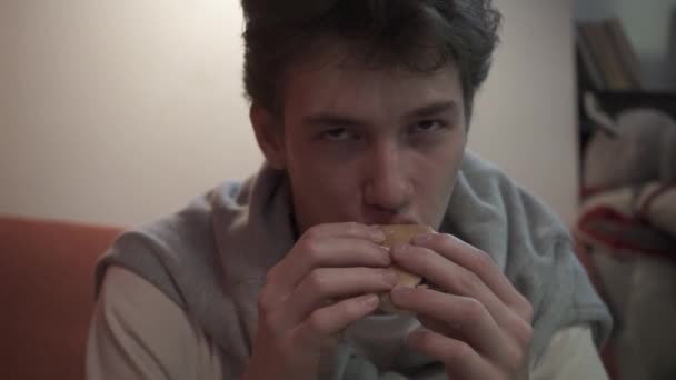 Joven Come Sándwich Deliciosa Pita — Vídeo de stock