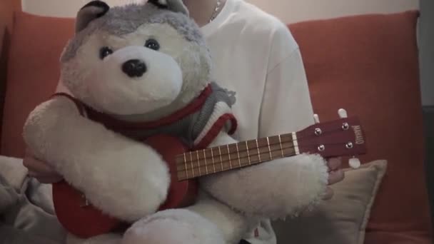 Jovem Brinca Com Urso Brinquedo Mole Fantoche Brinquedo Urso Toca — Vídeo de Stock