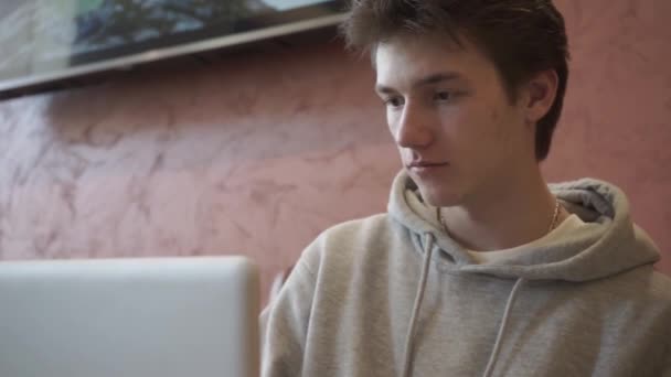 Jongeman Communiceert Een Boodschapper Een Laptop Hij Kijkt Naar Het — Stockvideo