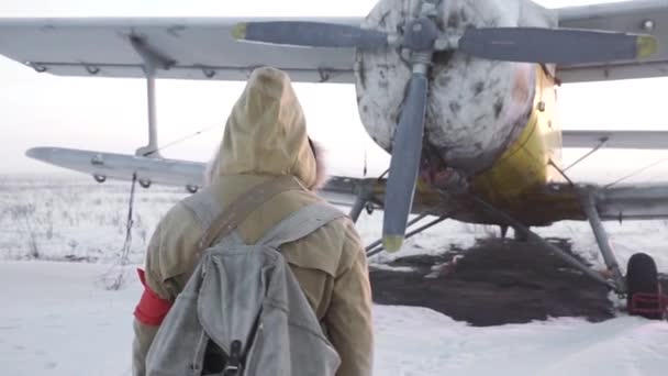 Anak Laki Laki Berjalan Perlahan Glider Udara Dunia Setelah Kiamat — Stok Video