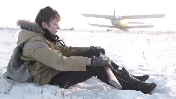 Anak Muda Duduk Depan Glider Udara Dunia Setelah Kiamat Ini — Stok Video