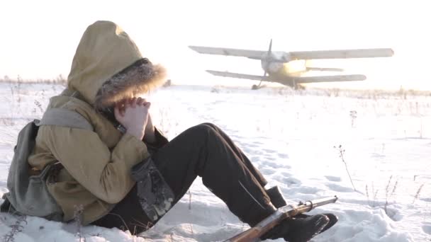 Rapaz Sentado Frente Planador Aéreo Mundo Depois Apocalipse Inverno Nuclear — Vídeo de Stock