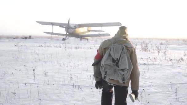 Jovem Caminha Lentamente Até Planador Aéreo Mundo Depois Apocalipse Inverno — Vídeo de Stock