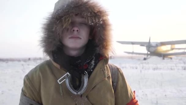 Anak Muda Berdiri Lapangan Depan Glider Udara Dunia Setelah Kiamat — Stok Video