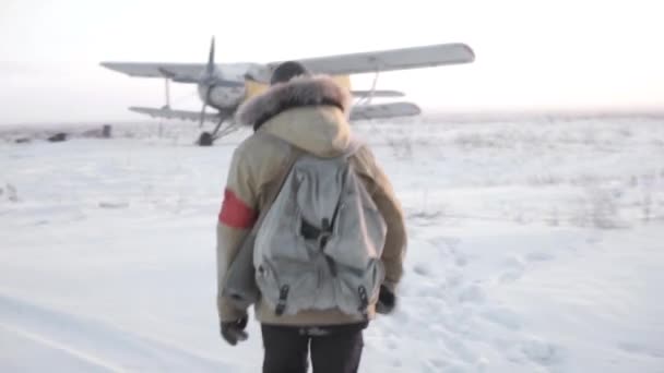 Niño Camina Lentamente Hacia Planeador Aire Mundo Después Del Apocalipsis — Vídeo de stock