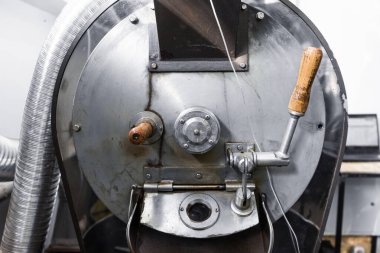 Büyük bir kahve kızartma makinesi. Profesyonel el yapımı kahve kızartma işlemi..