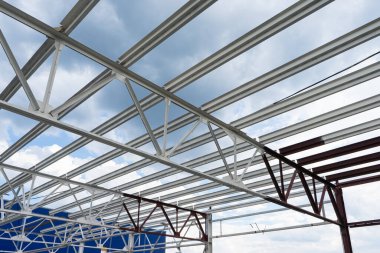 Modern depo inşaatı, yeni ticari binanın yapısal çelik yapısı..