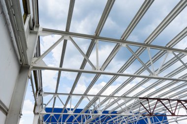 Modern depo inşaatı, yeni ticari binanın yapısal çelik yapısı..