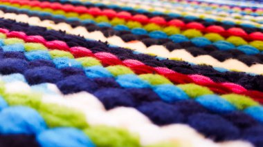 Mavi, hafif mavi, kırmızı, pembe, beyaz, yeşil ve sarı renkli dalga şeklinde halı