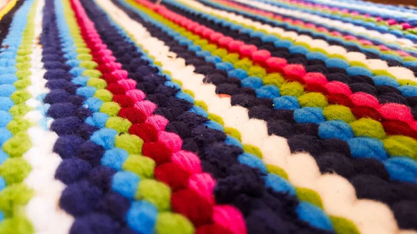 Mavi, hafif mavi, kırmızı, pembe, beyaz, yeşil ve sarı renkli dalga şeklinde halı