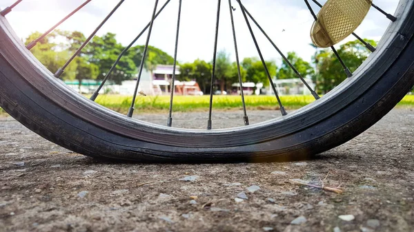 Düz Lastikli Bir Bisiklet Yeşil Alana Yakın Park Ediyor Güneş — Stok fotoğraf