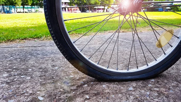 Yansıtıcı Rozeti Olan Eski Bir Bisiklet Düz Lastik Gelişmiş Renkler — Stok fotoğraf