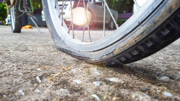 Egy Bicikli Defektes Gumival Ami Egy Parkolóban Parkol Közel Épülethez — Stock Fotó