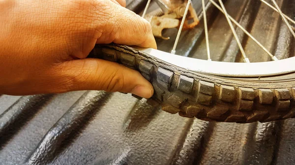 Hand Checkt Den Platten Reifen Auf Schwarzem Boden — Stockfoto