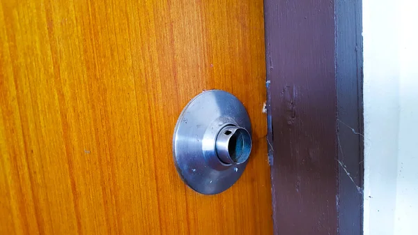 Okul binasında parlayan ahşap kapı kolu kırılmış.