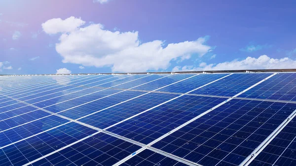 Binaların bütçe ve çevre tasarrufu için gerekli doğal elektriği sağlamak için binanın çatısına güneş enerjisi panelleri yerleştirildi. Sürdürülebilir enerji ve tasarruf ortamı kavramı, yukarıdan parlayan güneş ışığıyla düzenlendi.