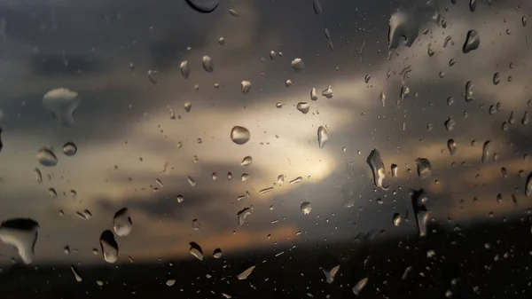 Gocce Acqua Coprono Vetro Con Nuvole Tempesta Sullo Sfondo — Foto Stock