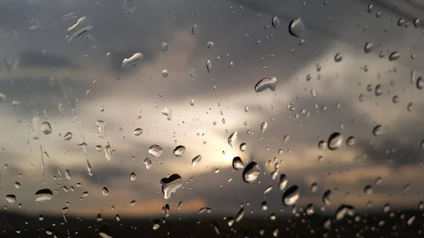 Die Wassertropfen Bedecken Das Glas Mit Gewitterwolken Hintergrund — Stockfoto