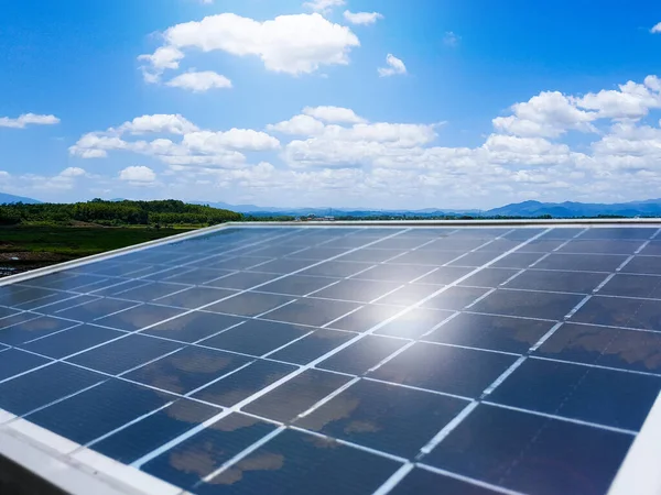 Pequenos Painéis Células Solares Instalados Jardim Sob Luz Solar Céu — Fotografia de Stock