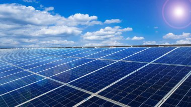 Bir evin çatısına kurulmuş güneş panelleri, beyaz bulutlar, mavi gökyüzü ve güneş ışığı ile kuş dışkıları yüzünden kirlenir. Eve güç sağlamak için, yeşil enerji kavramına ulaşmak için.