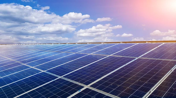 Bir evin çatısına kurulmuş güneş panelleri, beyaz bulutlar, mavi gökyüzü ve güneş ışığı ile kuş dışkıları yüzünden kirlenir. Eve güç sağlamak için, yeşil enerji kavramına ulaşmak için.