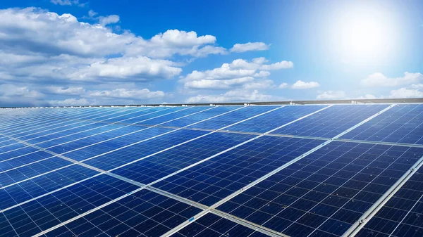 Bir evin çatısına kurulmuş güneş panelleri, beyaz bulutlar, mavi gökyüzü ve güneş ışığı ile kuş dışkıları yüzünden kirlenir. Eve güç sağlamak için, yeşil enerji kavramına ulaşmak için.