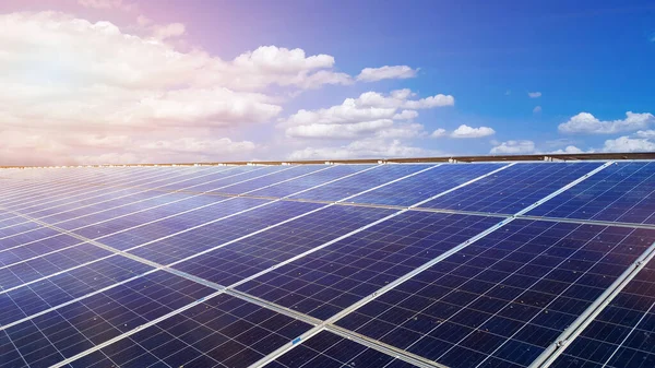 Bir evin çatısına kurulmuş güneş panelleri, beyaz bulutlar, mavi gökyüzü ve güneş ışığı ile kuş dışkıları yüzünden kirlenir. Eve güç sağlamak için, yeşil enerji kavramına ulaşmak için.