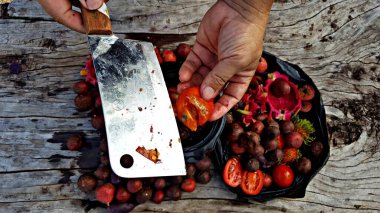 Meyve ve sebzeler organik gübreyi gübrelemek için hazırlanıyor.