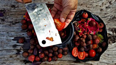 Meyve ve sebzeler organik gübreyi gübrelemek için hazırlanıyor.