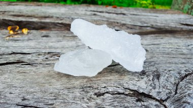 Tahtada alüminyum. Vücut deodorantı kavramı