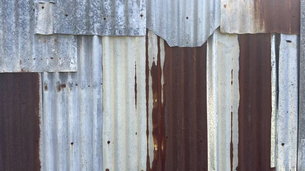 Pas desenli ve soluk renkli yıpranmış çinko çarşafı kapatın. Yaşlanmayı, zaman geçişini ve endüstriyel çürümeyi temsil eder..