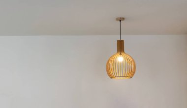 Beyaz tavana monte edilmiş el yapımı bambu tavan lambası modern tasarım ve geleneksel işçilik arasındaki uyumu gösteriyor..