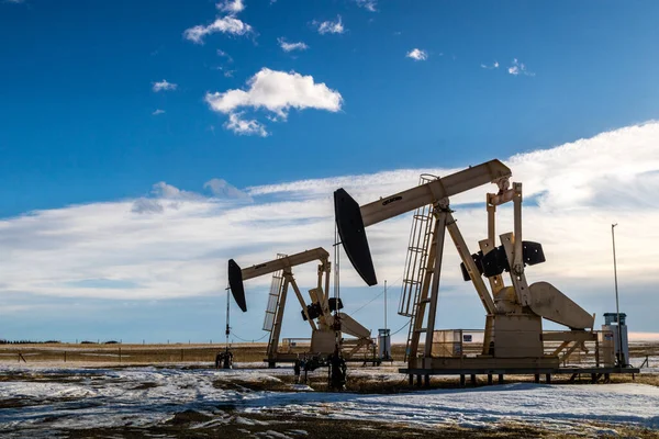Ovalarda petrol pompaları, Rockyview Country, Alberta, Kanada