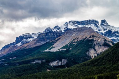 Bulutlar Icefields Parkway boyunca Rocky Dağları 'nın üzerinden ilerliyor. Banff Ulusal Parkı, Alberta, Kanada