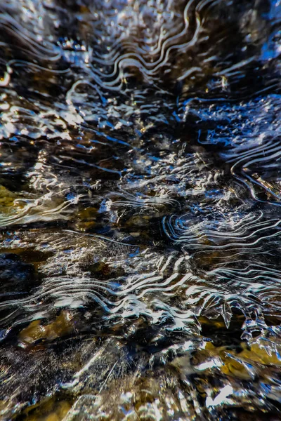 Água Corrente Sob Gelo Mosquito Creek Banff National Park — Fotografia de Stock