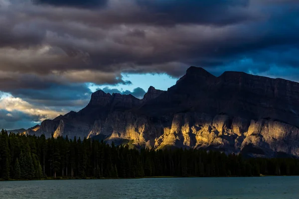 Sunrise Rundle Mountain Two Jacks Lake Banff National Park Alberta — Stockfoto