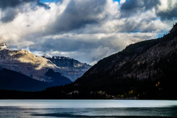 Στα Τέλη Του Καλοκαιριού Στις Λίμνες Γουότερπουλ Εθνικό Πάρκο Banff — Φωτογραφία Αρχείου