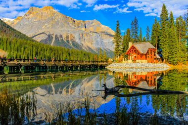 Gölün kıyısındaki kulübe. Emerald Lake, Yoho Ulusal Parkı, British Columbia, Kanada