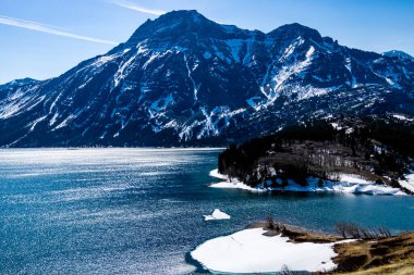 Baharın başında Waterton Gölü 'nün ortası. Waterton Lakes Ulusal Parkı, Alberta, Kanada