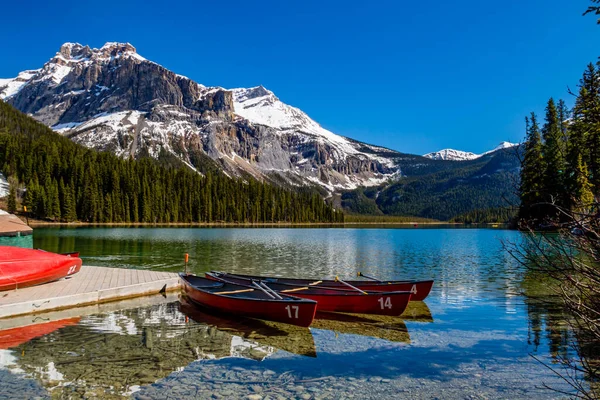 翡翠湖上的独木舟尤荷国家公园加拿大不列颠哥伦比亚省 — 图库照片