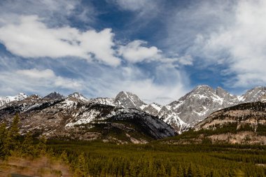 Dağların yol kenarı manzarası. Peter Lougheed İl Parkı, Alberta, Kanada