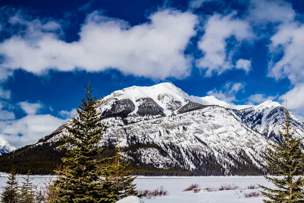 Sneeuw Bedekt Rockies Grote Wolken Formaties Van Lower Lake Provinciaal — Stockfoto