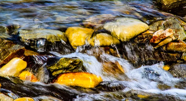 Agua Corriendo Través Las Rocas Bragg Creek Parque Provincial Bragg —  Fotos de Stock